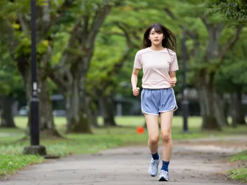 画像生成AIで作成した公園でジョギングしている女性の画像